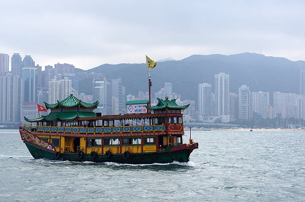 年轻人适合去香港移居发展吗
