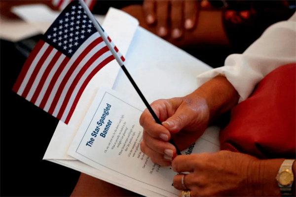 移民美国面签时附属申请人是一起进入面签吗？